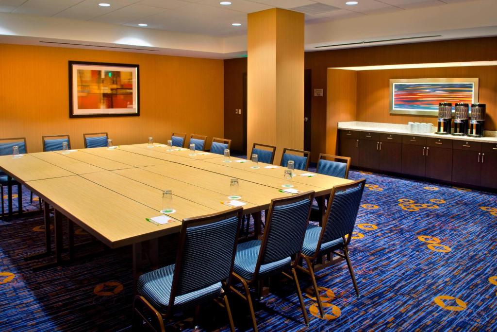 A área empresarial e/ ou a sala de conferências de Courtyard by Marriott Newark Downtown