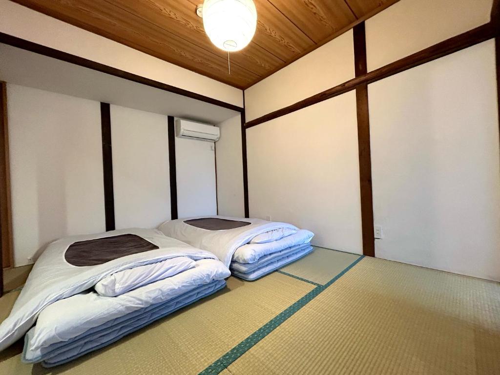 Postel nebo postele na pokoji v ubytování Japanese Modern Inn Kamakura Rakuan Hanare---3min walk from Hase Station