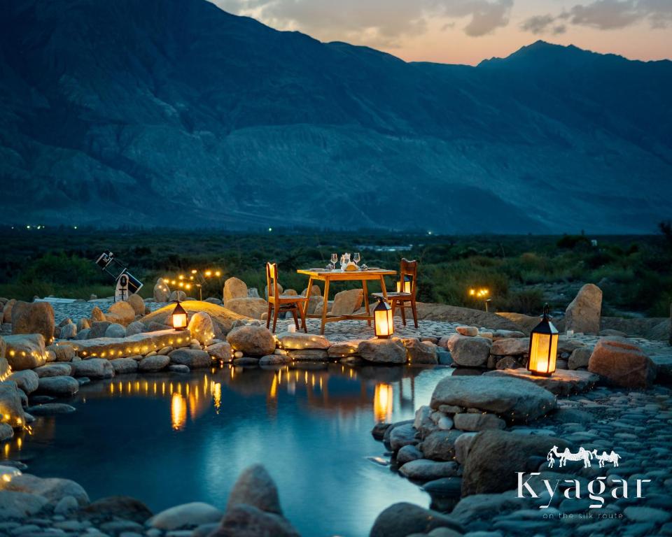 CharāsaThe Kyagar, Sumur Nubra Valley的傍晚在池塘中间的餐桌