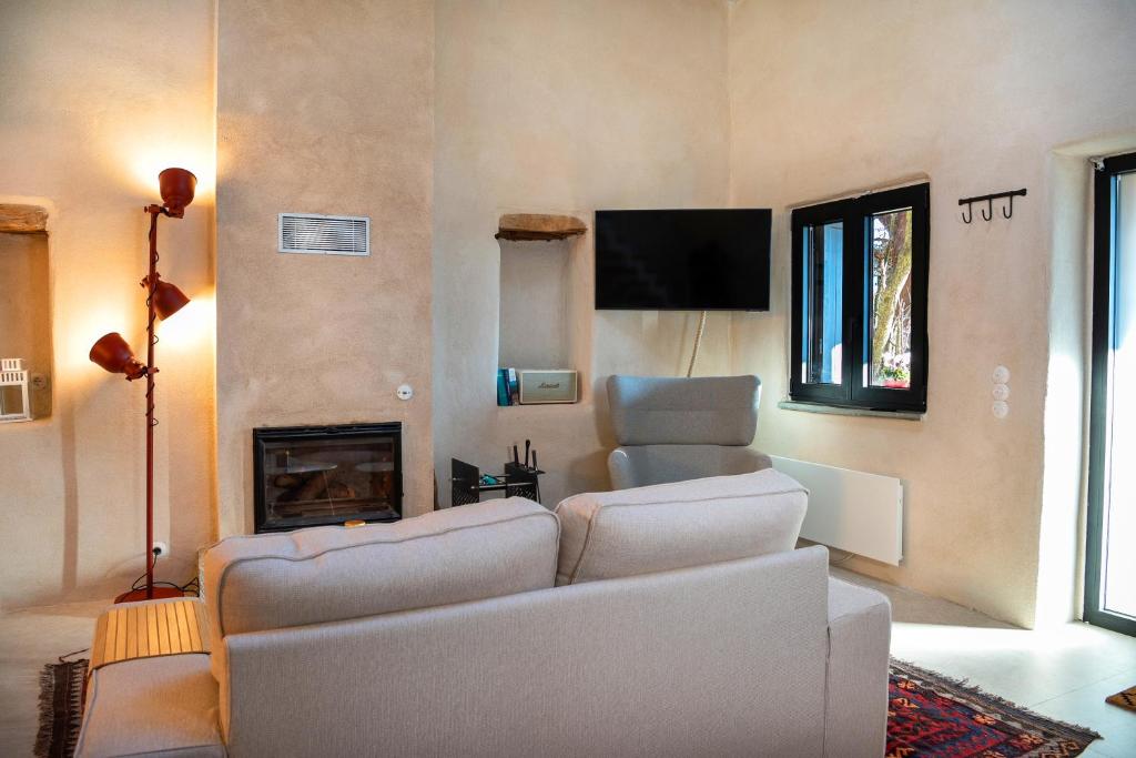 TV a/nebo společenská místnost v ubytování Krokos Cabin