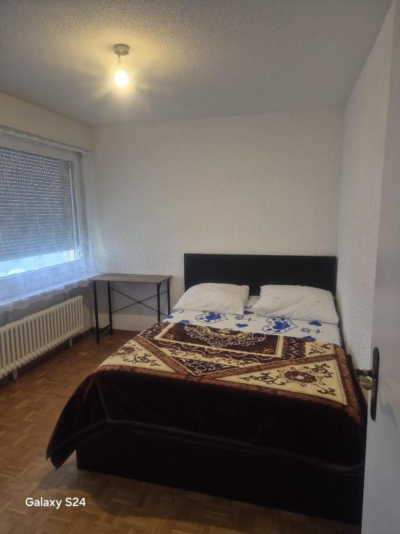 Postel nebo postele na pokoji v ubytování 1 Cosy Room in a 3 Bed-Room-Appart