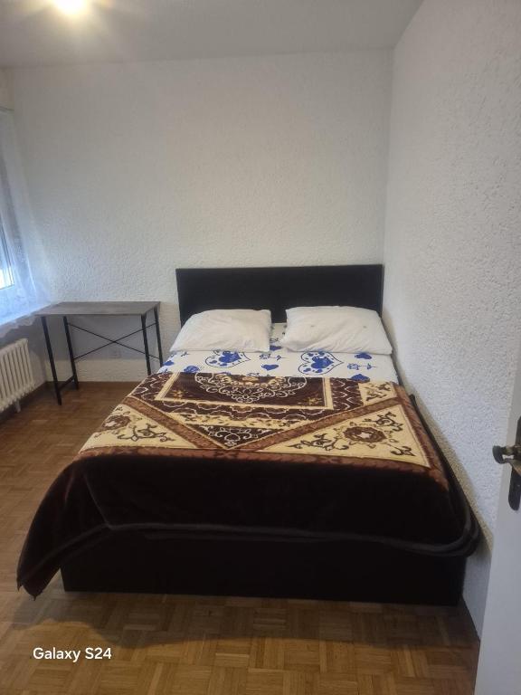 Postel nebo postele na pokoji v ubytování 1 Cosy Room in a 3 Bed-Room-Appart