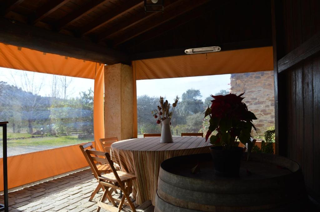 Habitación con mesa, planta y ventana en Finca Los Caleros, en Juan Gallegos