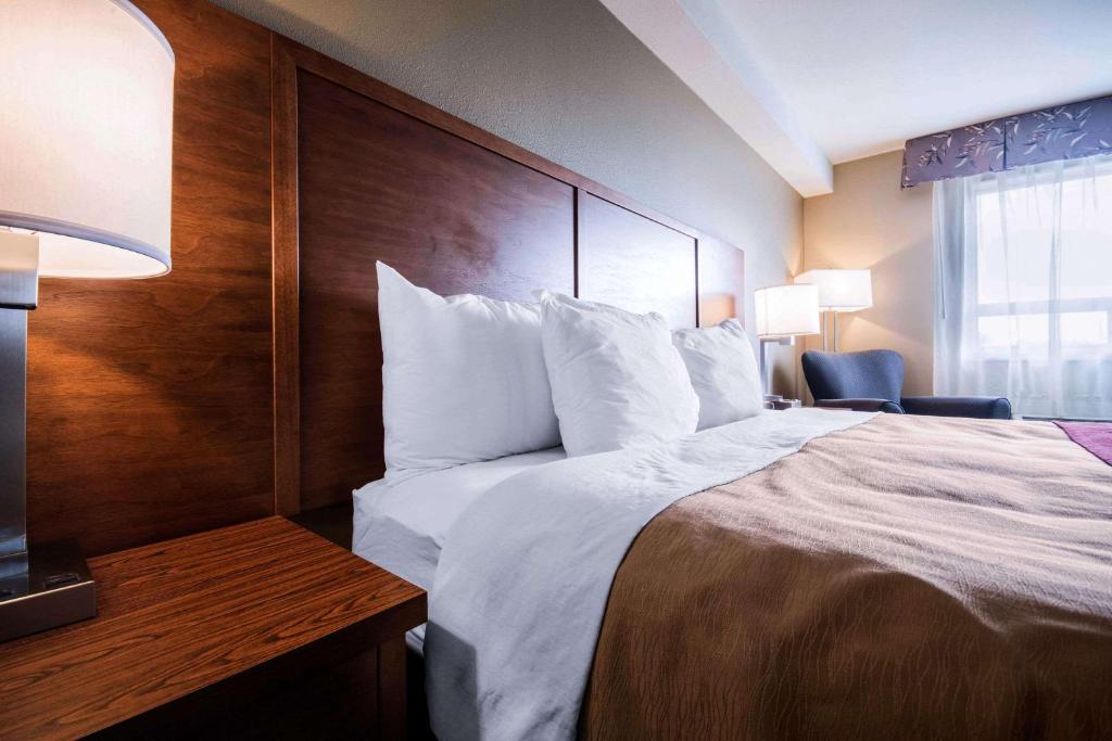 Postel nebo postele na pokoji v ubytování Comfort Inn & Suites