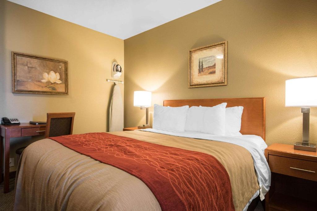 Postel nebo postele na pokoji v ubytování Comfort Inn & Suites