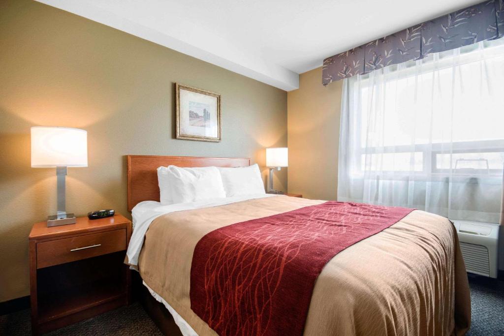 Postel nebo postele na pokoji v ubytování Comfort Inn & Suites