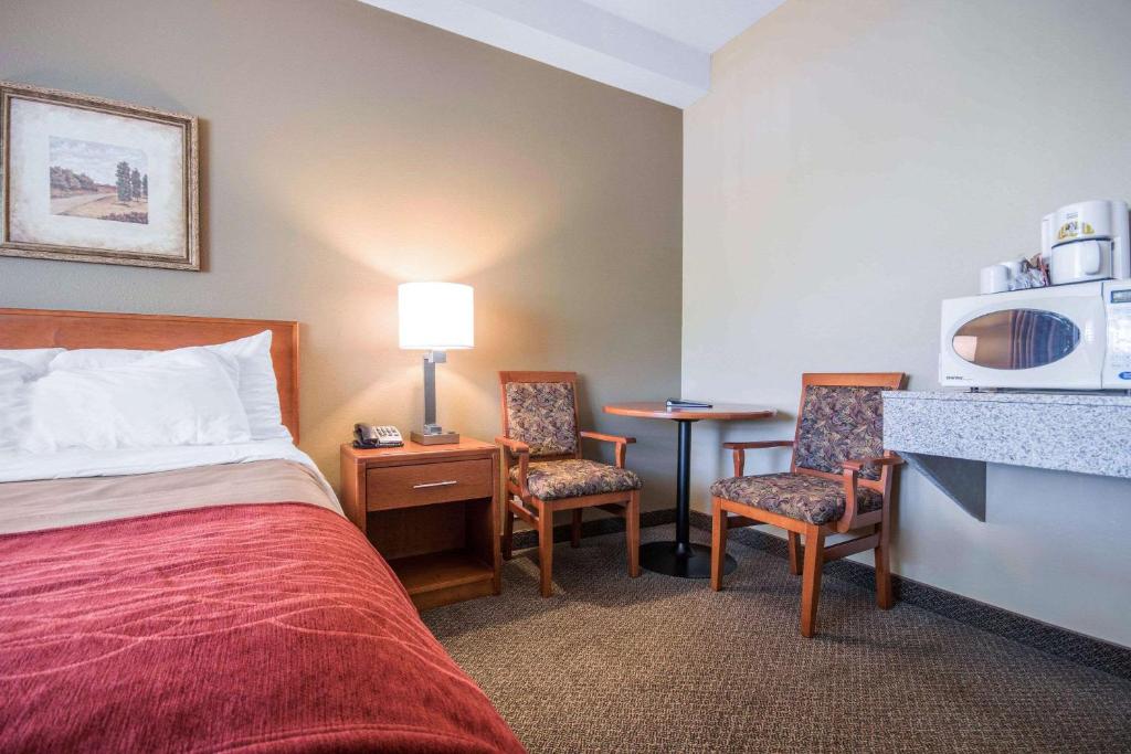 Postel nebo postele na pokoji v ubytování Comfort Inn & Suites