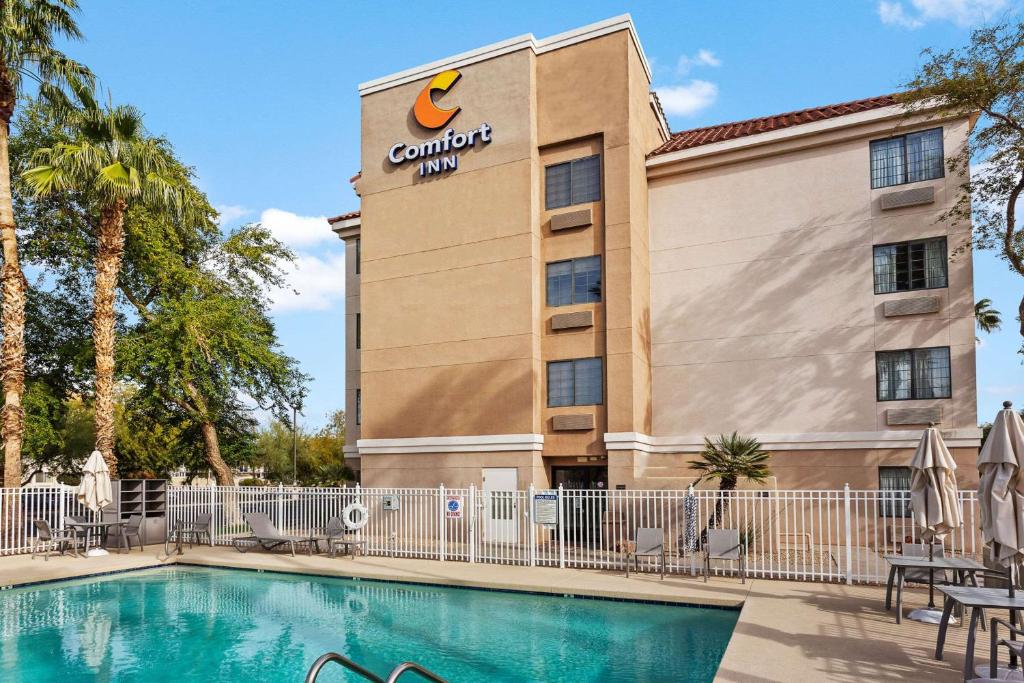 Bazén v ubytování Comfort Inn Chandler - Phoenix South I-10 nebo v jeho okolí