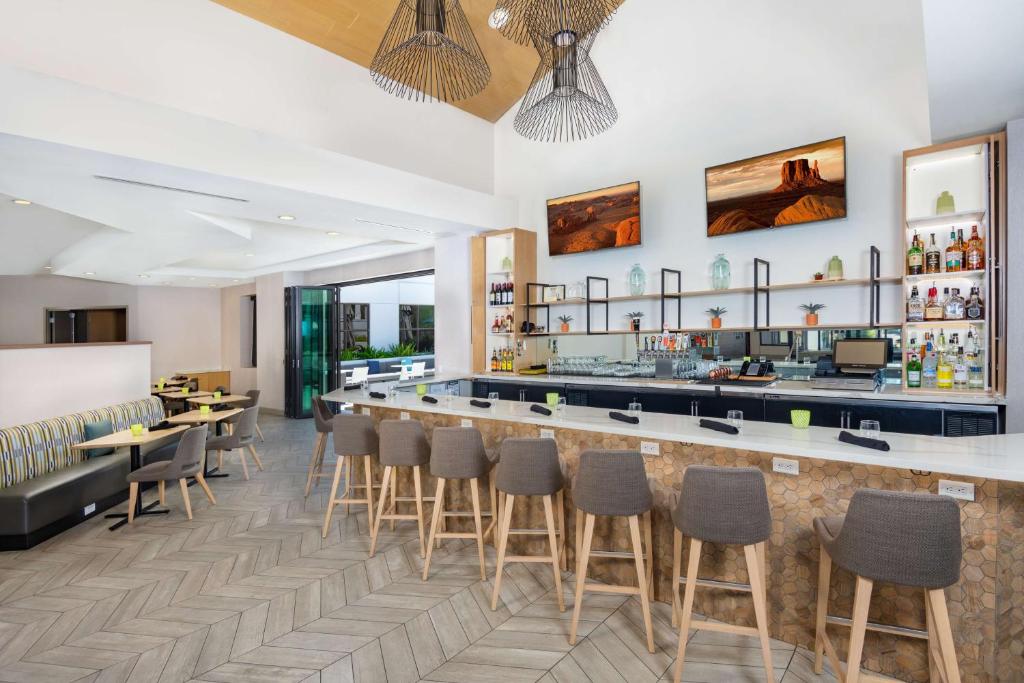 Lounge nebo bar v ubytování DoubleTree by Hilton Chandler Phoenix, AZ