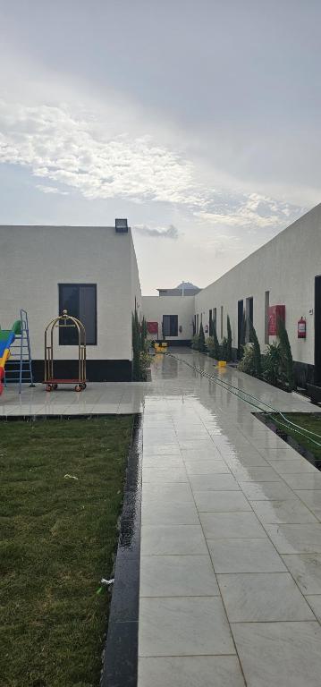 塔伊夫اريج الشفا的一栋带游乐场的建筑和一栋带滑梯的建筑