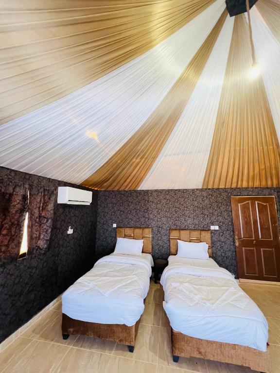 Postel nebo postele na pokoji v ubytování Neva camp Wadi Rum