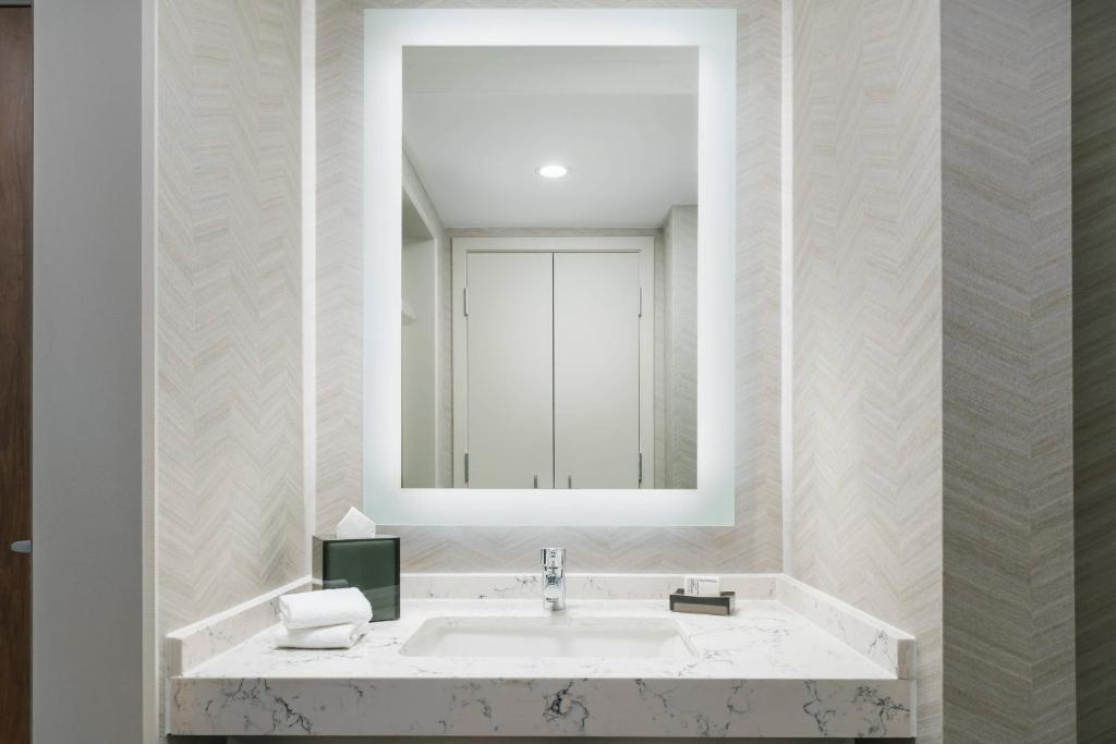 Courtyard by Marriott Orlando Downtown - Habitación King Con Acceso Al Patio