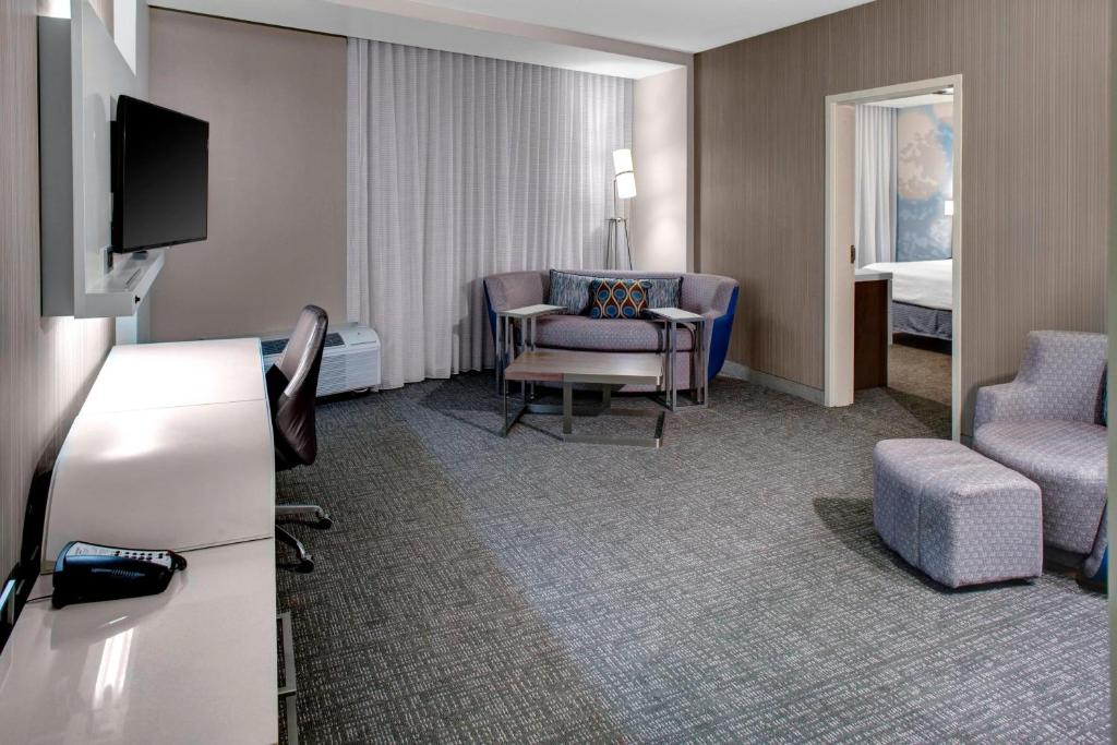 Courtyard by Marriott Carrollton - Suite Met Kingsize Bed En Slaapbank