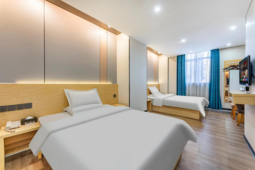 Postel nebo postele na pokoji v ubytování Guangzhou Kaiyue Hotel Luoxi Subway Station Branch - Free Deliver Service to Canton Fair Complex During Canton Fair Period