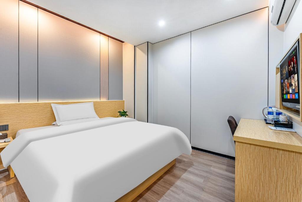 TV a/nebo společenská místnost v ubytování Guangzhou Kaiyue Hotel Luoxi Subway Station Branch - Free Deliver Service to Canton Fair Complex During Canton Fair Period
