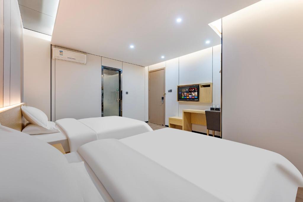 Postel nebo postele na pokoji v ubytování Guangzhou Kaiyue Hotel Luoxi Subway Station Branch - Free Deliver Service to Canton Fair Complex During Canton Fair Period