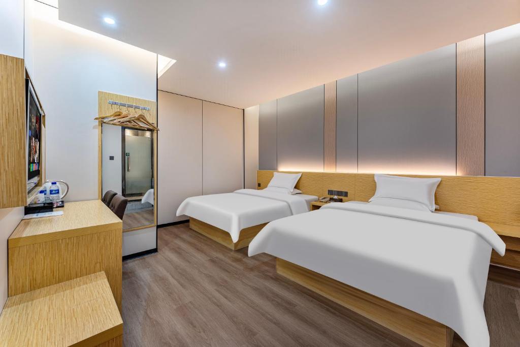 Postel nebo postele na pokoji v ubytování Guangzhou Kaiyue Hotel Luoxi Subway Station Branch - Free Deliver Service to Canton Fair Complex During Canton Fair Period