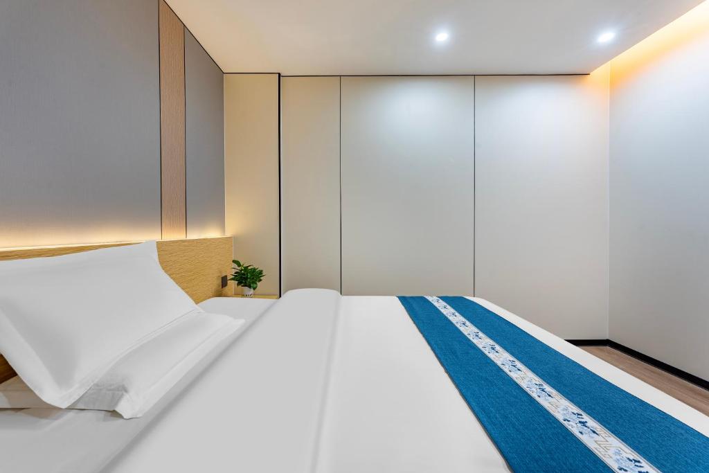 Postel nebo postele na pokoji v ubytování Guangzhou Kaiyue Hotel Luoxi Subway Station Branch - Free Deliver Service to Canton Fair Complex During Canton Fair Period