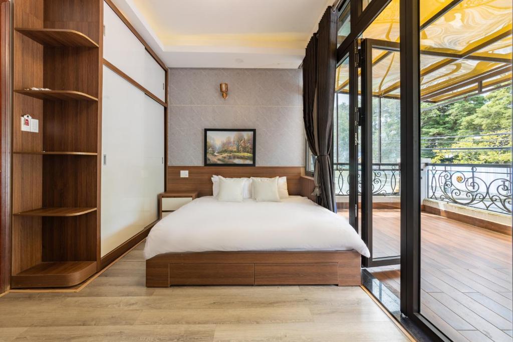 Postel nebo postele na pokoji v ubytování Phương Trinh Hotel