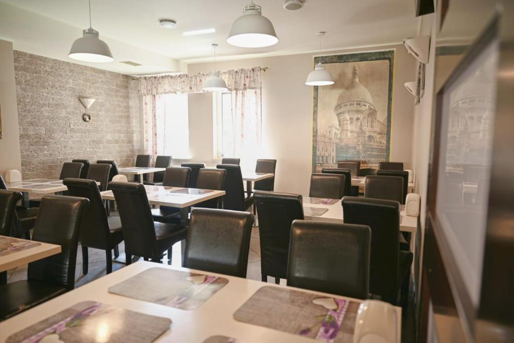 Reštaurácia alebo iné gastronomické zariadenie v ubytovaní Lazur Wellness@Spa