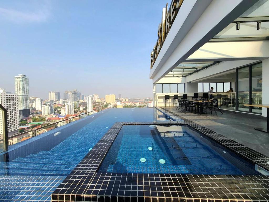 Bazén v ubytování Modern Apartment with Rooftop Pool & Gym nebo v jeho okolí