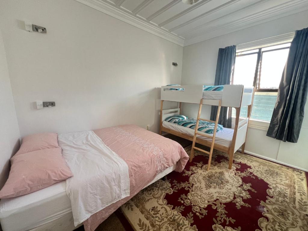 Postel nebo postele na pokoji v ubytování Bluewater Lodge