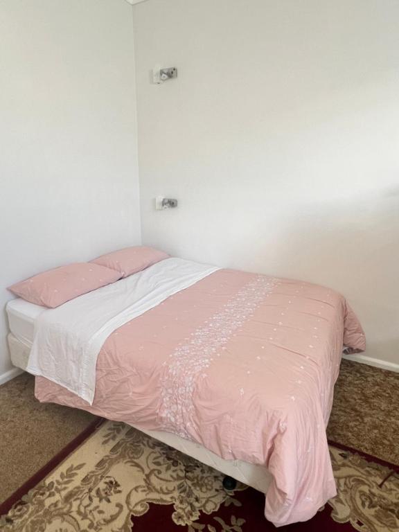 Postel nebo postele na pokoji v ubytování Bluewater Lodge