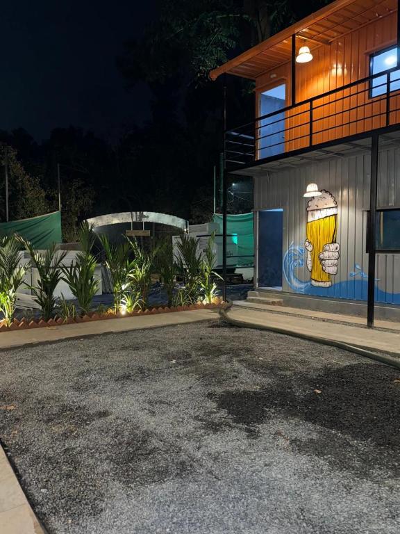 Gambar di galeri bagi Half Orangee with Free Swimming Pool, Next to Vagator Beach-Near to Chapora Fort-Near to Hill Top -Best for Couples-Backpackers, Long stays, Coworking, Day-use with Game zone and summer vacation!! di Vagator