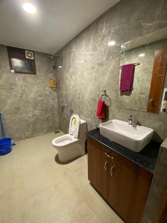 Bilik mandi di Half Orangee with Free Swimming Pool, Next to Vagator Beach-Near to Chapora Fort-Near to Hill Top -Best for Couples-Backpackers, Long stays, Coworking, Day-use with Game zone and summer vacation!!