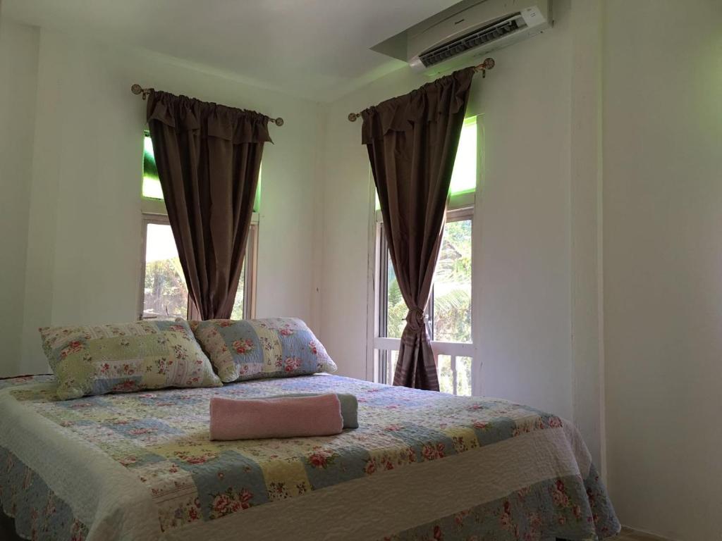 Ένα ή περισσότερα κρεβάτια σε δωμάτιο στο Sri Kilim Resthouse and Homestay Langkawi