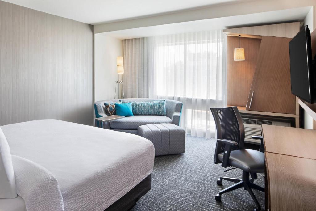 TV a/nebo společenská místnost v ubytování Courtyard by Marriott Wayne Fairfield