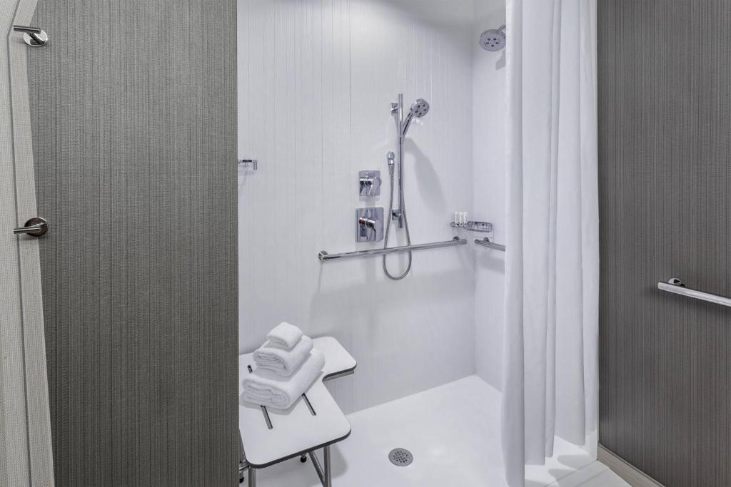 Koupelna v ubytování Courtyard by Marriott Wayne Fairfield