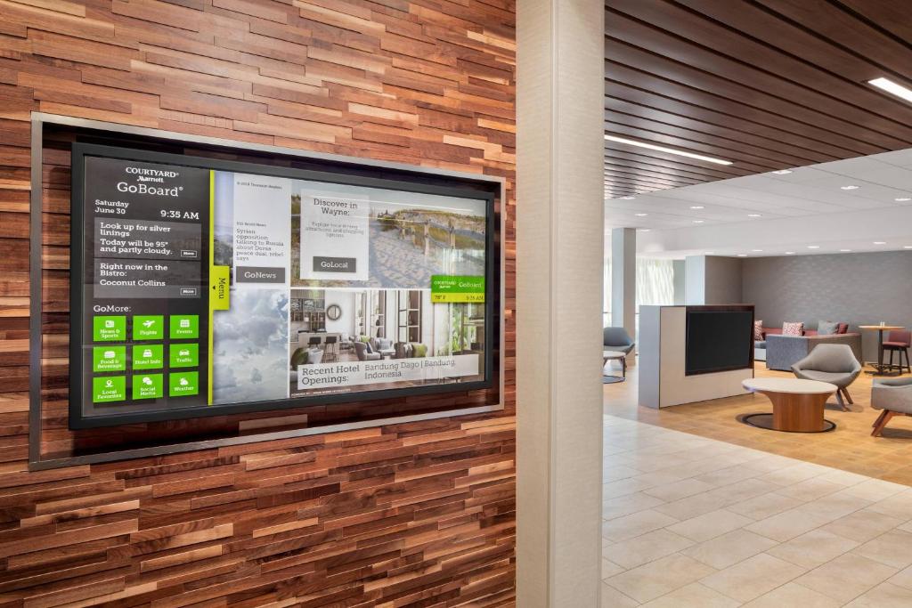 TV a/nebo společenská místnost v ubytování Courtyard by Marriott Wayne Fairfield