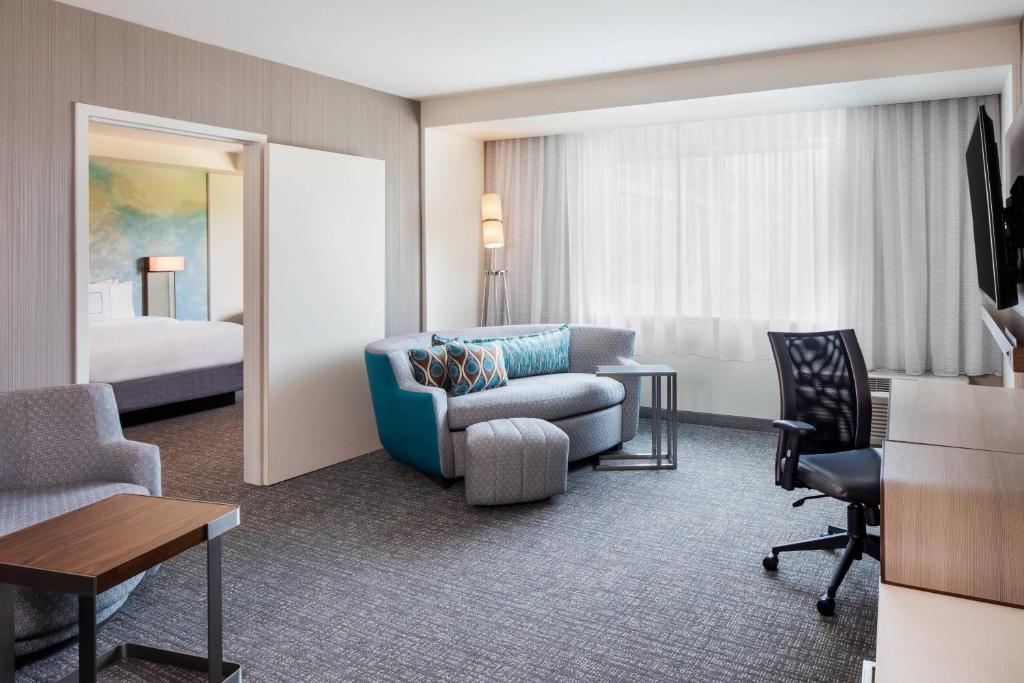 TV a/nebo společenská místnost v ubytování Courtyard by Marriott Wayne Fairfield