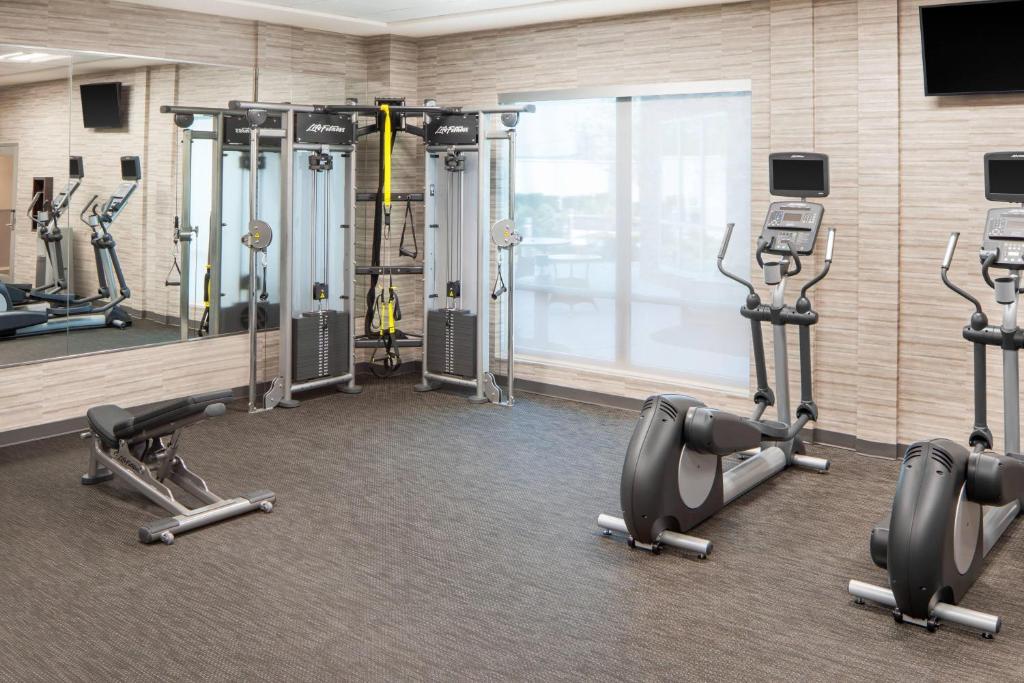 Fitness centrum a/nebo fitness zařízení v ubytování Courtyard by Marriott Wayne Fairfield