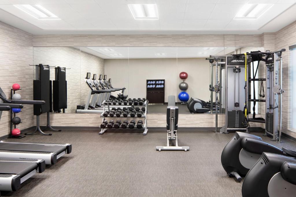 Fitness centrum a/nebo fitness zařízení v ubytování Courtyard by Marriott Wayne Fairfield