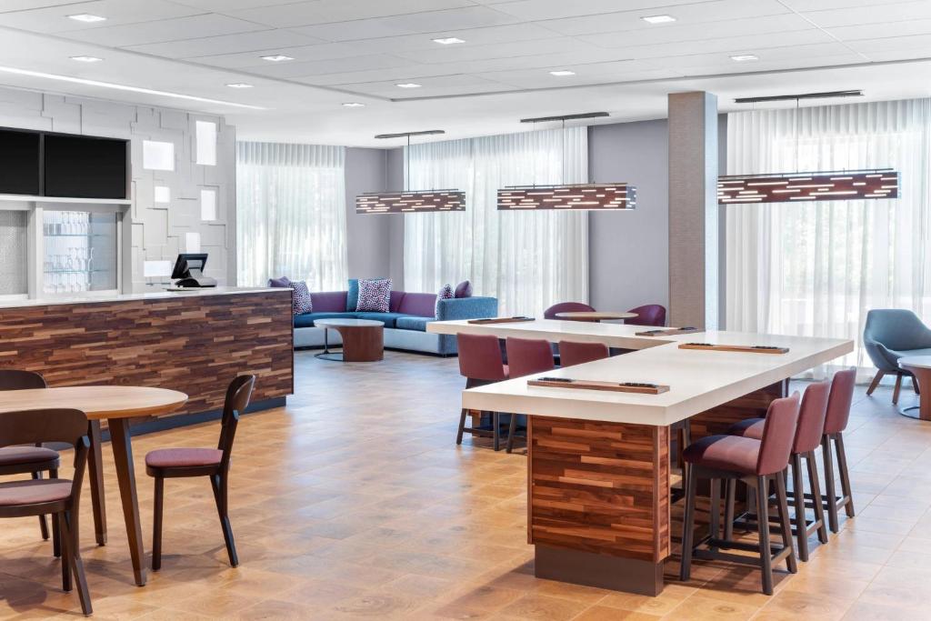 TV a/nebo společenská místnost v ubytování Courtyard by Marriott Wayne Fairfield