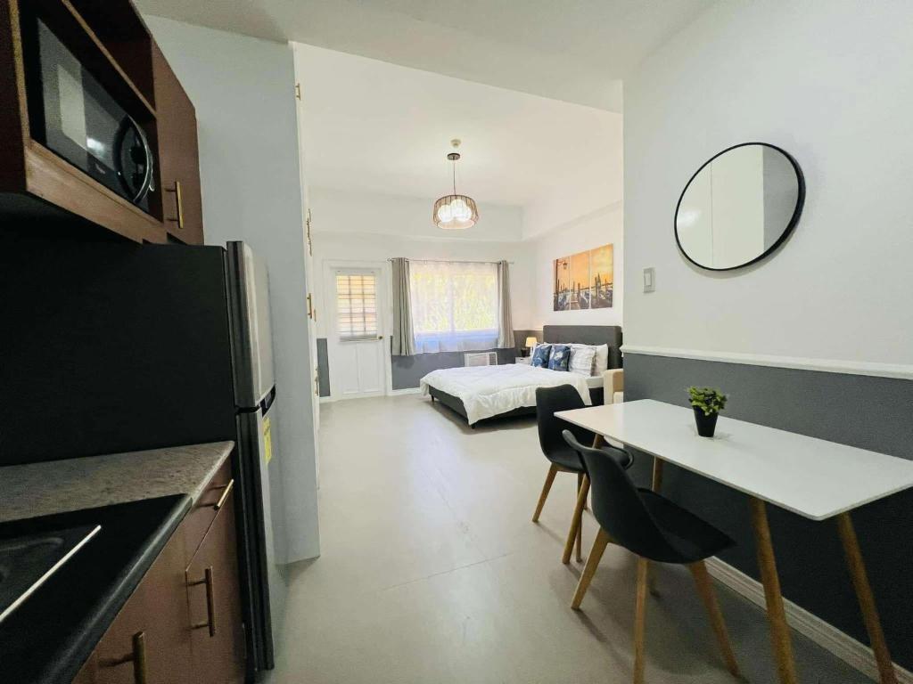 Kuchyň nebo kuchyňský kout v ubytování 2-4pax Condo Unit in Subic Bay
