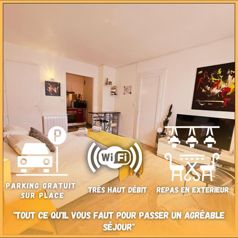 une chambre avec un lit et un salon dans l'établissement Charmant Studio proche centre avec balcon+parking, à Angoulême