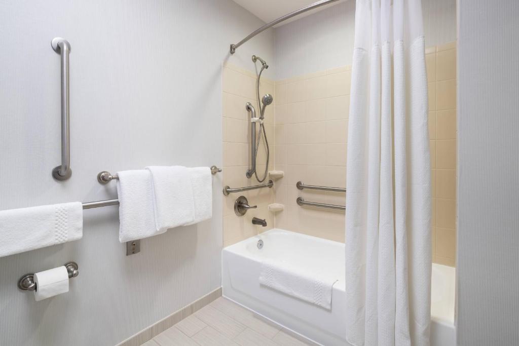 Koupelna v ubytování Courtyard by Marriott West Orange