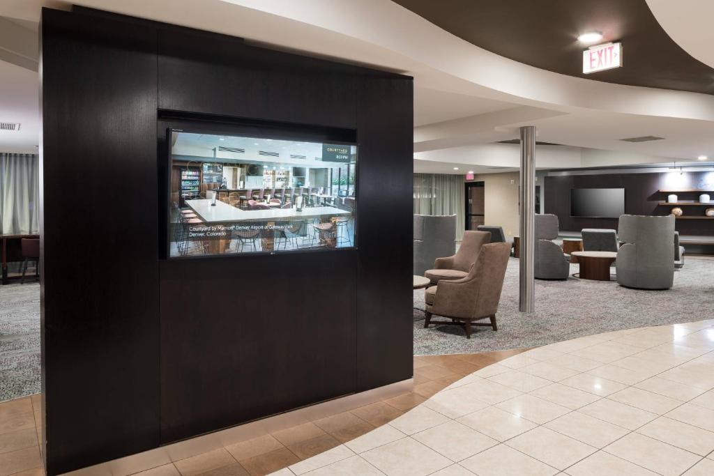 TV a/nebo společenská místnost v ubytování Courtyard by Marriott West Orange