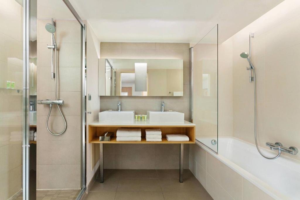 Koupelna v ubytování Courtyard by Marriott Montpellier