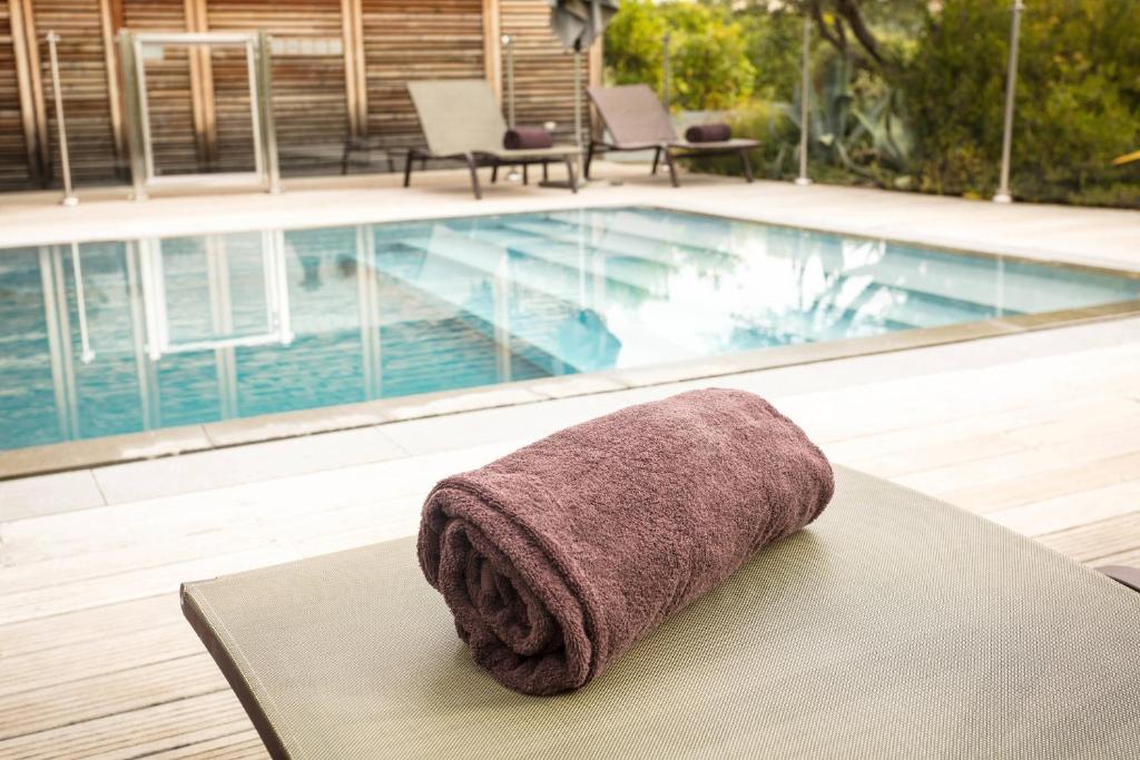 Bazén v ubytování Courtyard by Marriott Montpellier nebo v jeho okolí