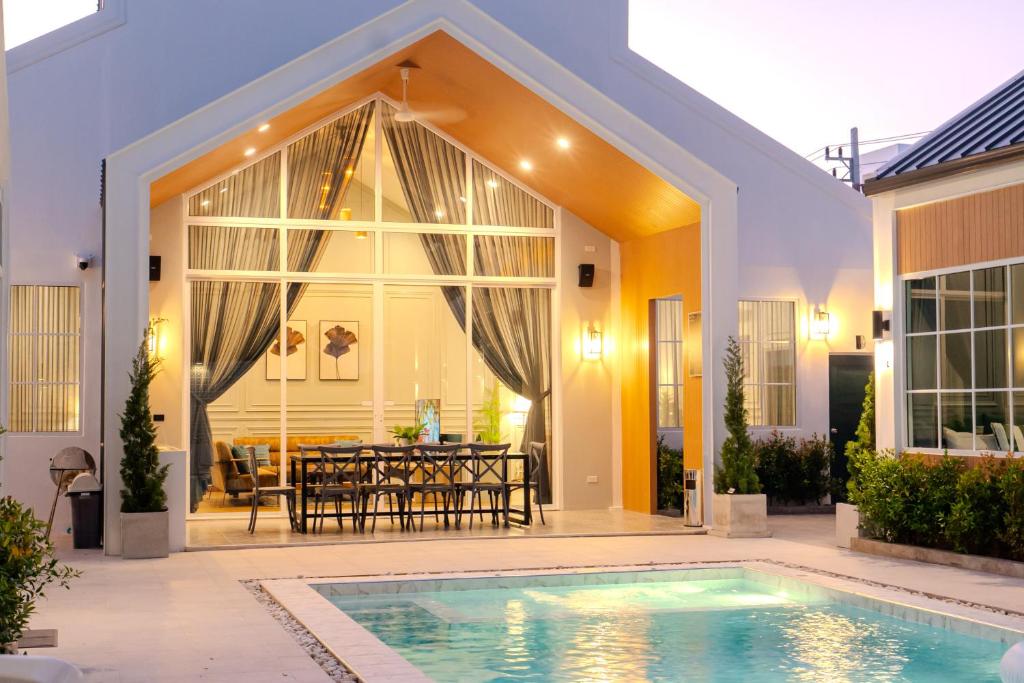 Bazén v ubytování The Sand and I Private Pool Villa Huahin nebo v jeho okolí