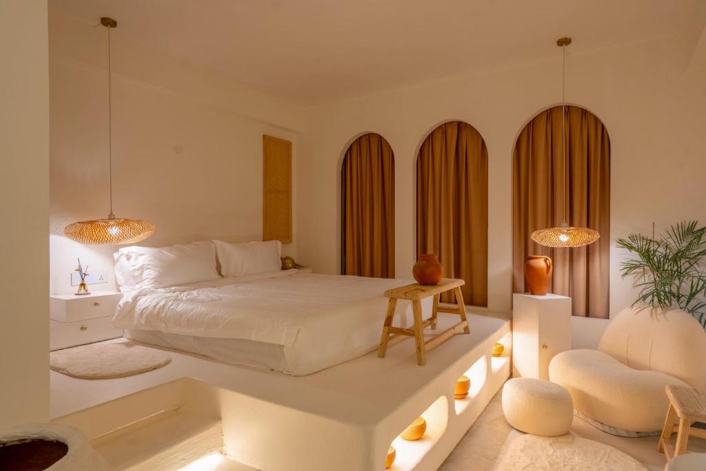 Un dormitorio blanco con una cama y un sofá. en Lagom Premium Apartment, en Katmandú