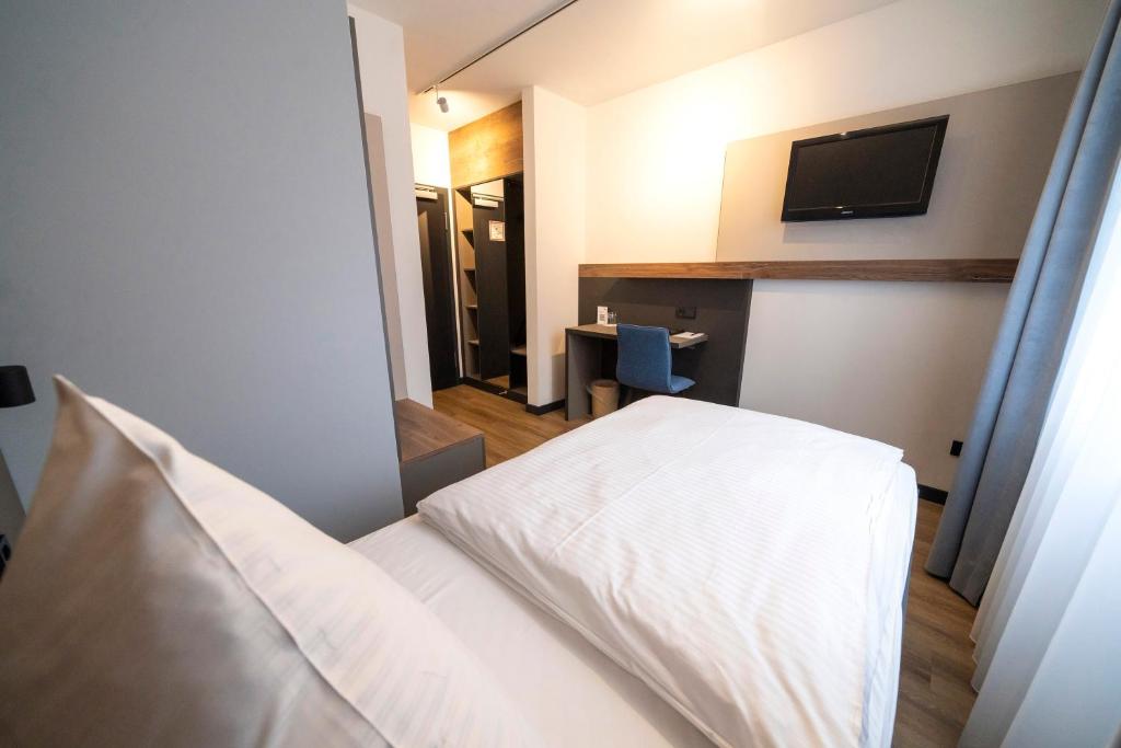 Postel nebo postele na pokoji v ubytování Hotel zur Post