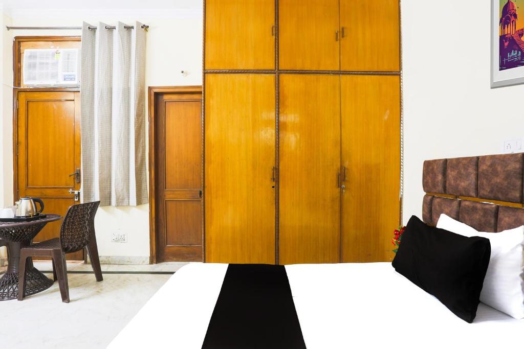 Postel nebo postele na pokoji v ubytování Hotel O JPS DC RESIDENCY