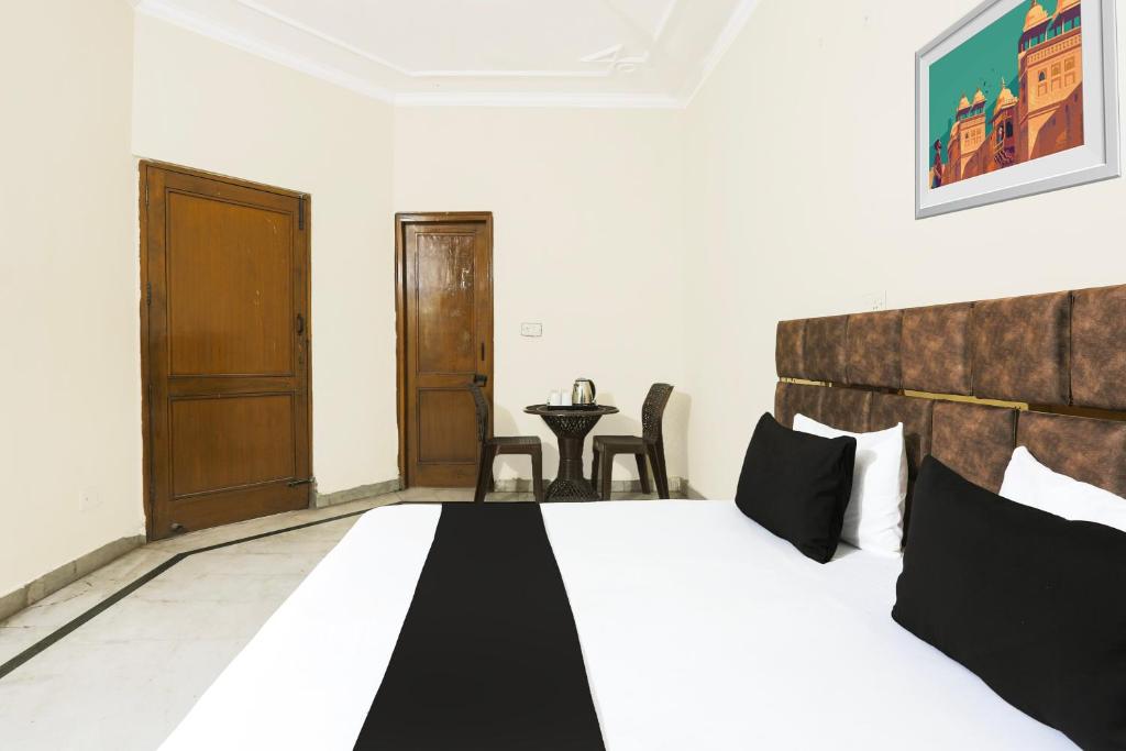 Postel nebo postele na pokoji v ubytování Hotel O JPS DC RESIDENCY