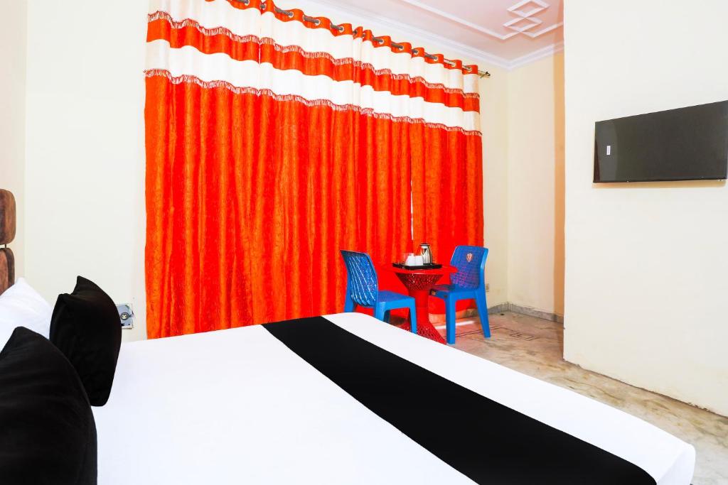 TV a/nebo společenská místnost v ubytování Hotel O JPS DC RESIDENCY