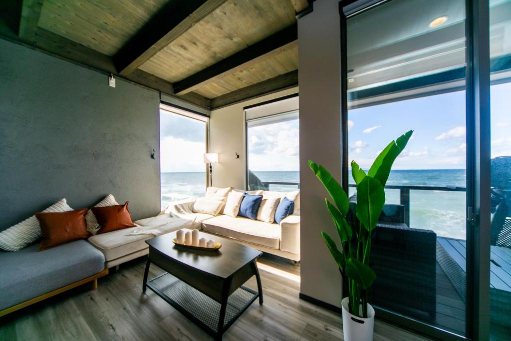 Posezení v ubytování Awaji Ocean View in Kusaka
